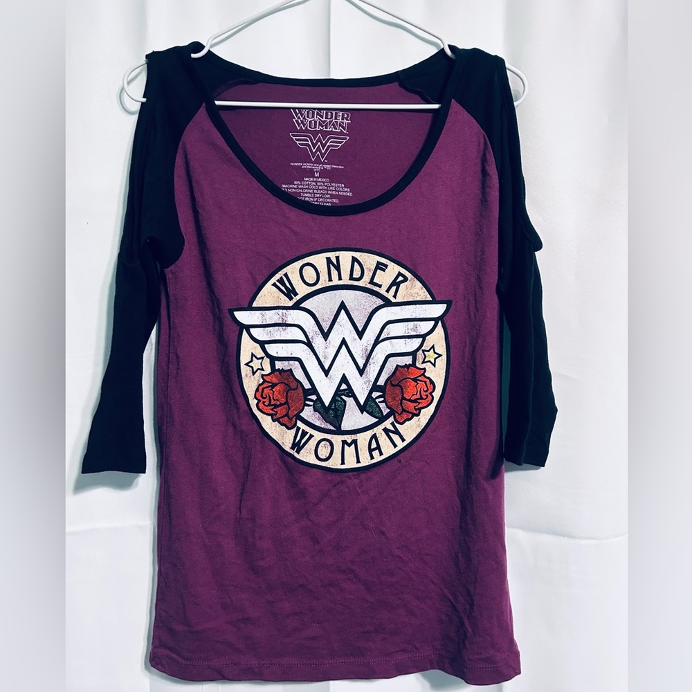NWOT Wonder Woman Cold Shoulder 3/4 Sleeve Tee- Size Medium